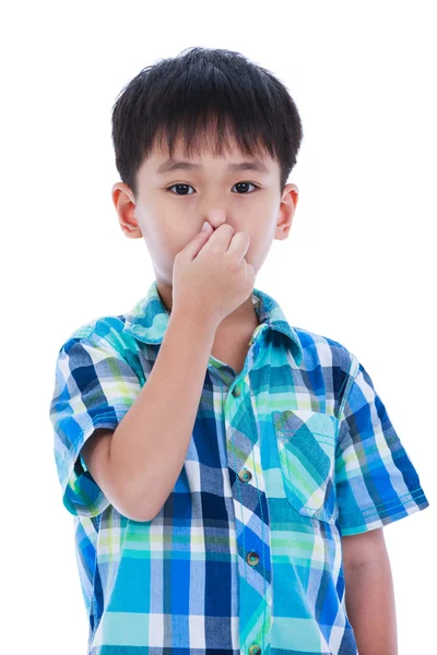 Chłopiec azjatyckich, obejmujące jego nos. Na białym tle. — Zdjęcie stockowe