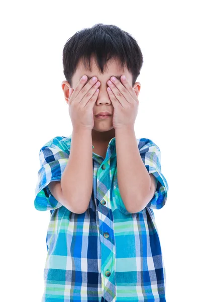 Aziatische jongen die betrekking hebben op zijn oog. Geïsoleerd op witte achtergrond. — Stockfoto