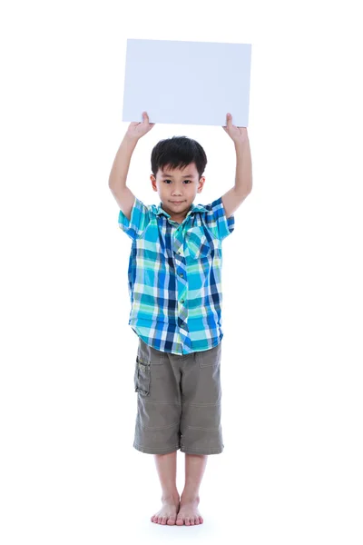 Pohledný asijské boy ukazuje prázdný znak nebo prázdný papír, studio zastřelil. — Stock fotografie