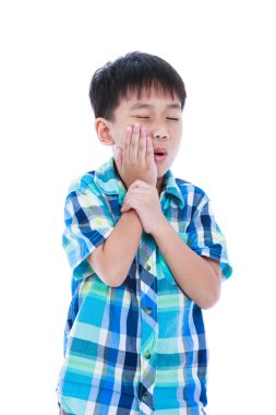 Asya yakışıklı çocuk diş ağrısı geçiriyor. Beyaz arka plan üzerinde izole