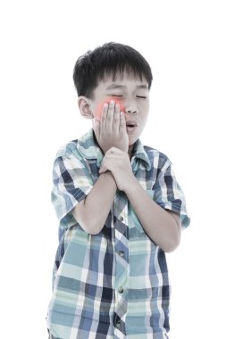 Asya yakışıklı çocuk diş ağrısı geçiriyor. Beyaz arka plan üzerinde izole.