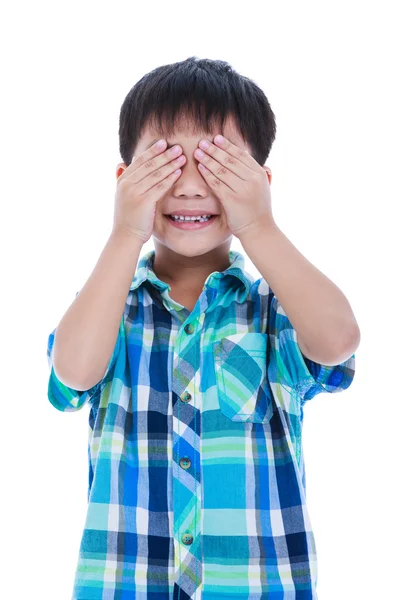 Juguetón asiático cubriéndose el ojo. Aislado sobre fondo blanco — Foto de Stock