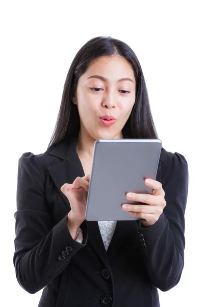 Affärskvinna ser säker använder digitala tablett. Isolerad på vit bakgrund. — Stockfoto