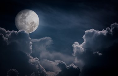 Gece vakti gökyüzünün bulutlu parlak dolunay büyük bir arka plan yapmak.