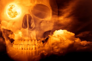 Halloween korku arka plan. İnsan kafatası çift pozlama gökyüzü bulutlar ile kombine.. 