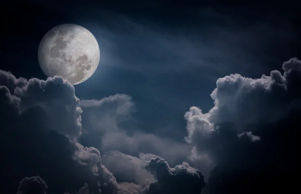 Ciel nocturne avec nuages, pleine lune brillante ferait un grand fond . — Photo