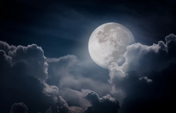 Nachthimmel mit Wolken, heller Vollmond wäre ein toller Hintergrund. — Stockfoto