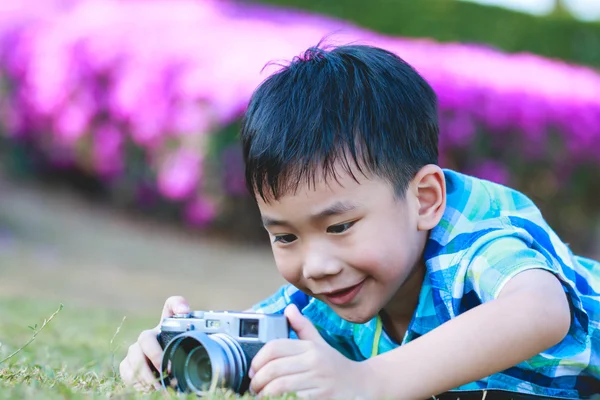 少年が公園で自然を探検し、カメラで写真を撮影. — ストック写真