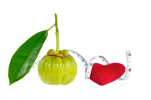 Garcinia cambogia fruta fresca con corazón rojo y cinta métrica — Foto de Stock