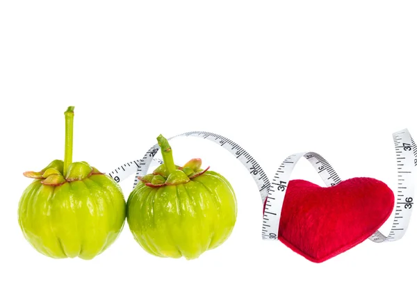 Garcinia cambogia friss gyümölcs piros szív és mérőszalag — Stock Fotó