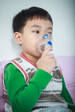 Asyalı kız tarafından annesiyle. Evde birlikte vakit aile.