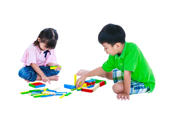 Niños jugando bloques de madera de juguete, aislados sobre fondo blanco . — Foto de Stock