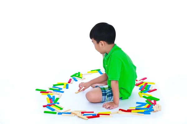 亚洲的孩子在玩玩具木头块，孤立的白色背景上. — 图库照片