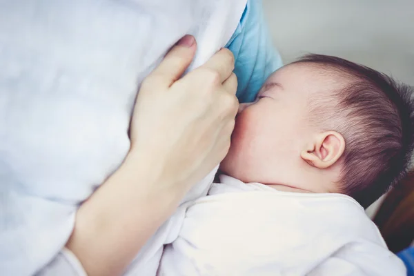 Retrato de close-up da mãe amamentando seu bebê recém-nascido com leite materno . — Fotografia de Stock