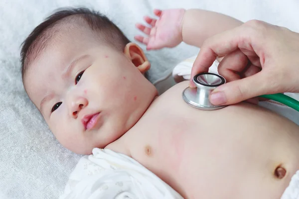 Pediatra examinando criança. Dois meses bebê asiático menina deitado — Fotografia de Stock