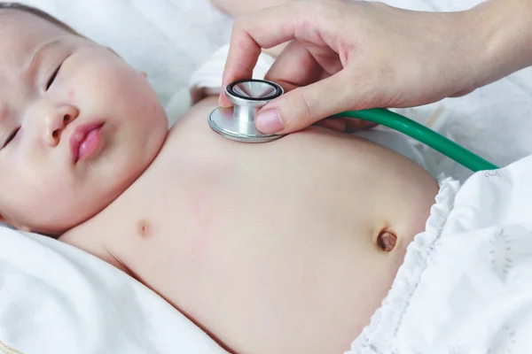 Pediatra examinando criança. Dois meses bebê asiático menina deitado — Fotografia de Stock