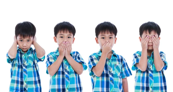 Conjunto de asiático chico cubriendo su oreja boca nariz ojo en diferentes poses. Aislado sobre fondo blanco . — Foto de Stock