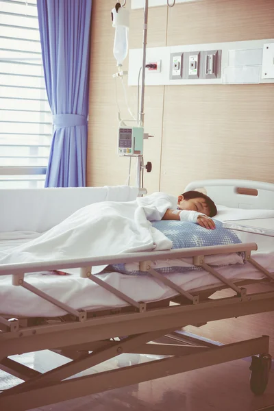 Asiatiska boy liggande på sjukbädd med saltlösning intravenös (Iv). — Stockfoto