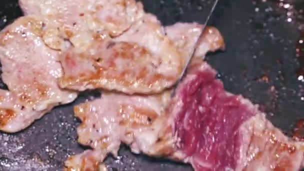 厨师在煎锅里烤猪肉牛排 煮猪肉牛排 — 图库视频影像