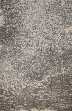 Eski bir grunge dokusu, arka plan için benekli yüzeyi olan gri beton bir duvar..