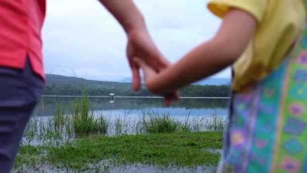 Mãe Desfrutando Com Seu Filho Menina Asiática Feliz Divertindo Lago — Vídeo de Stock