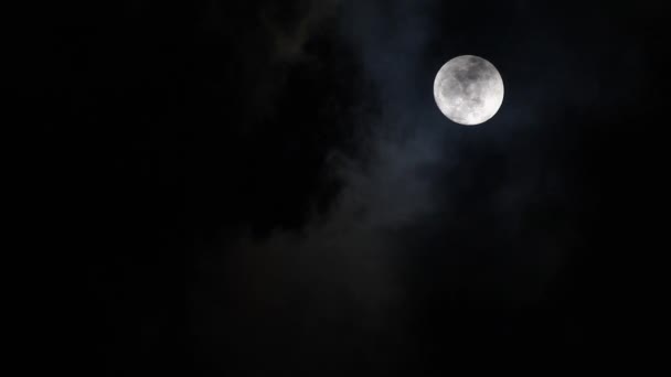 Hermosa Luna Llena Brillando Brillante Cielo Oscuro Nubes Negras Que — Vídeos de Stock