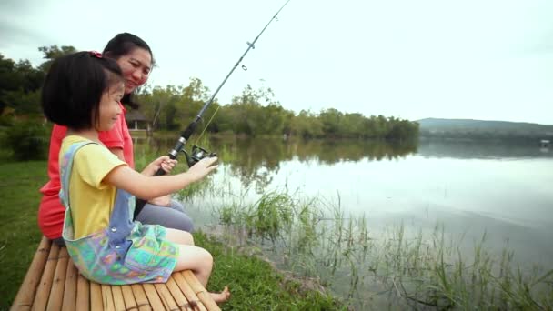 Mãe Asiática Com Sua Filha Lado Lado Ninhada Bambu Menina — Vídeo de Stock