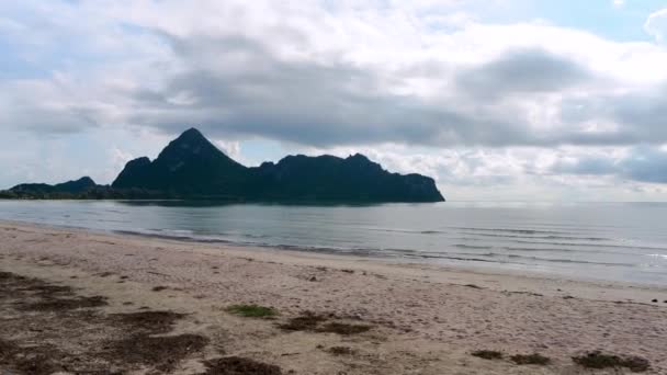 Gündüz Kum Deniz Güneş Işığı Manzarası Pan Kamera Hareketi Soldan — Stok video