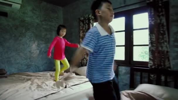 Feliz Asiático Crianças Divertindo Pulando Brincando Cama Irmão Irmã Sorrindo — Vídeo de Stock