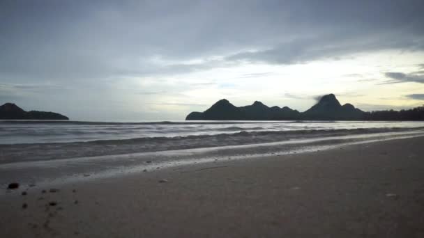 Uitzicht Zee Prachtige Lucht Ochtend Met Golven Getroffen Zandkust Geluid — Stockvideo