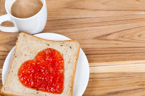 Läckra brödskiva med jordgubbssylt hjärta form — Stockfoto