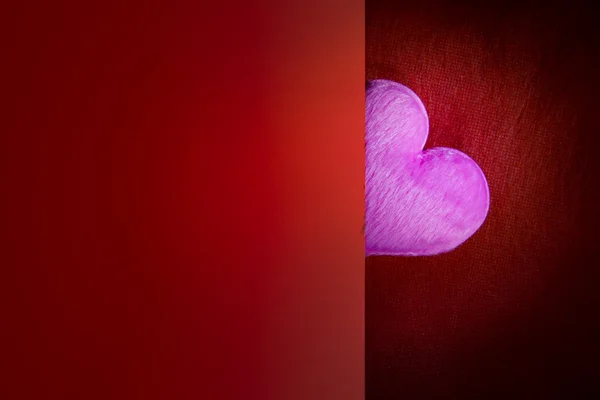 Růžové srdce s červeným pozadím mezeru, Valentýn — Stock fotografie