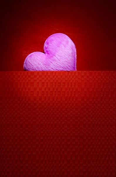 Roze hart met rode achtergrond lege ruimte voor een Valentijnsdag — Stockfoto