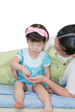 Anne ve kızı beyaz zemin üzerine