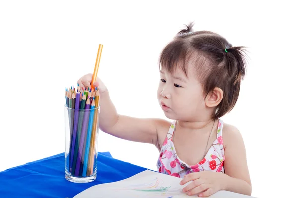 Petite fille choisissant crayon de couleur pour dessin — Photo