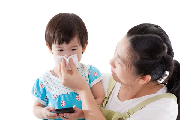 Ásia mãe carregando e soprando nariz ela filha no branco bac — Fotografia de Stock
