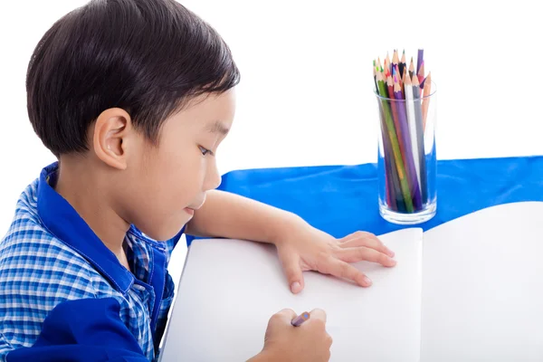 Asiático chico sentado en la mesa y dibujo a lápiz de color —  Fotos de Stock