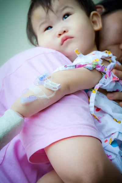 Mamma redovisade sjuk baby, grunda Dof — Stockfoto