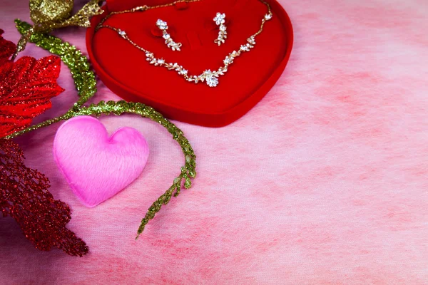 Rosa en forma de corazón y joyas en caja de terciopelo rojo — Foto de Stock