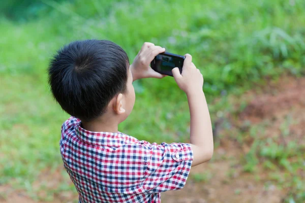 Kleine jongen nemen van foto's door digitale camera op smartphone met go — Stockfoto