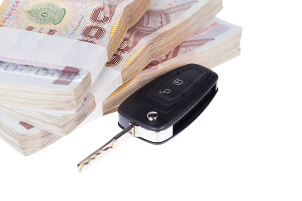 Ключи от машины и банкноты, изолированные на белом фоне — стоковое фото