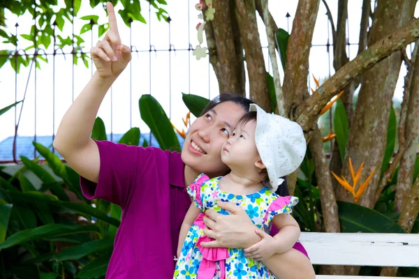 Mãe e filha no parque — Fotografia de Stock