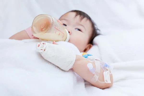 Kleine asiatische Mädchen liegend auf einem medizinischen Bett — Stockfoto