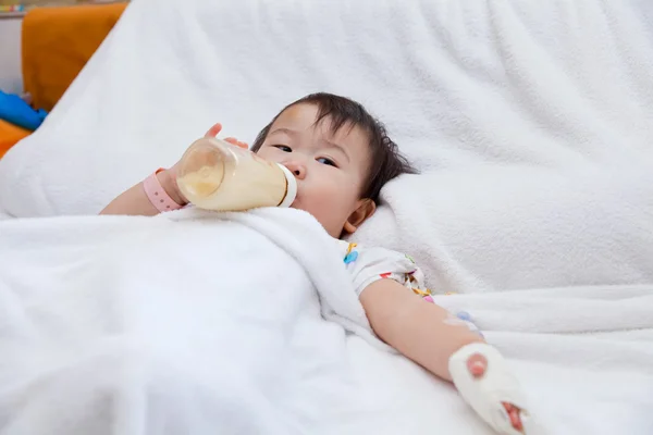 Маленькая азиатская девочка лежит на медицинской кровати — стоковое фото