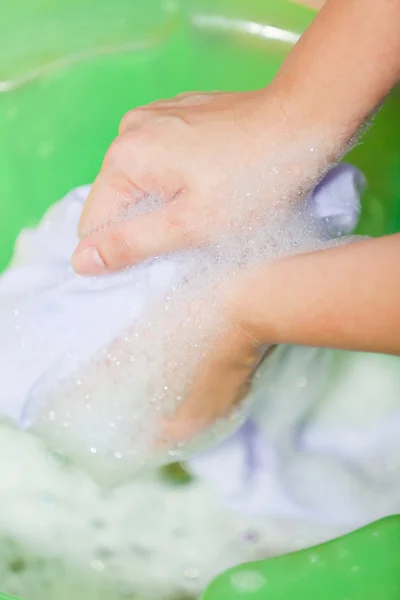 Lavage des mains dans un bol en plastique — Photo