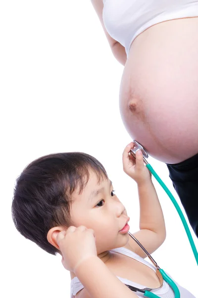 Kleiner asiatischer Junge untersucht Schwangerschaftsbauch — Stockfoto