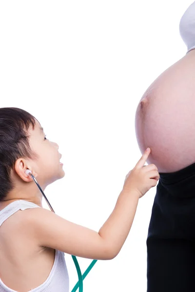 检查怀孕妈妈肚子的小亚洲男孩 — 图库照片