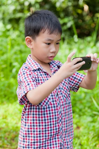 Kleine jongen nemen van foto's door digitale camera op smartphone met go — Stockfoto