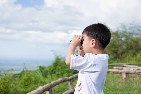 Kleiner Kinderblick im Fernglas im Freien an sonnigen Sommertagen — Stockfoto