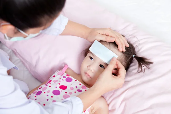 Retrato de doctora confiada mirando a la paciente durante mí — Foto de Stock